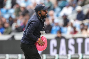 Bir güvenlik personeli, 1. Rothesay Test Günü 'nde oyun sahasına giren balonu yakalıyor. 4. Maç İngiltere ile Hindistan maçı. Headingley Cricket Ground, Leeds, İngiltere, 23 Haziran 2025