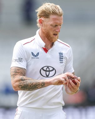 İngiltere kaptanı Ben Stokes, 1. Rothesay Test Günü 4. Maç sırasında İngiltere 'nin Hindistan' a karşı Headingley Cricket Ground, Leeds, Birleşik Krallık 'ta 23 Haziran 2025' de oynadığı maçta topun dikişlerini atıyor.