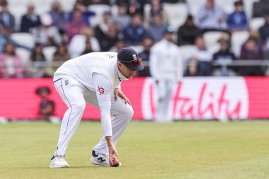 İngiltere 'den Joe Root topu 1. Rothesay Test Günü 4. Maç sırasında Headingley Cricket Ground, Leeds, Birleşik Krallık' ta Hindistan 'a karşı İngiltere maçına götürüyor.