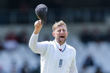 İngiltere 'den Joe Root, 1. Rothesay Test Günü' nde yeni bir şapka almak için İngiltere 'nin Hindistan' a karşı oynadığı Headingley Cricket Ground, Leeds, Birleşik Krallık 'ta 23 Haziran 2025' de kürsüye geri döner.