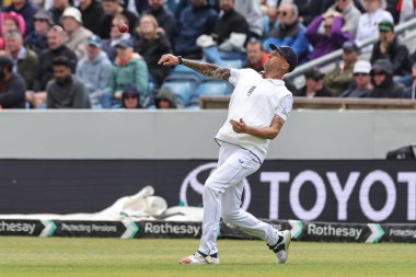 İngiliz Brydon Carse topu 1. Rothesay Test Günü 4. Maç sırasında Headingley Cricket Ground, Leeds, Birleşik Krallık, 23 Haziran 2025 'te Hindistan' a karşı sahaya sürdü.