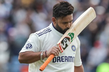 Hindistan 'dan Rishabh Pant, 1. Rothesay Test Günü' nde 118 sayı attıktan sonra sopasını öpüyor. 4. Maç sırasında Hindistan 'a karşı Headingley Cricket Ground, Leeds, İngiltere, 23 Haziran 2025
