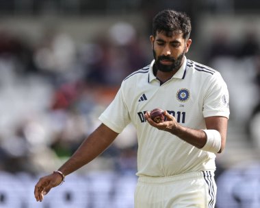 Hintli Jasprit Bumrah topu 1. Rothesay Test Günü 4. Maç sırasında Headingley Cricket Ground, Leeds, Birleşik Krallık 'ta Hindistan' a karşı İngiltere maçında teftiş ediyor.