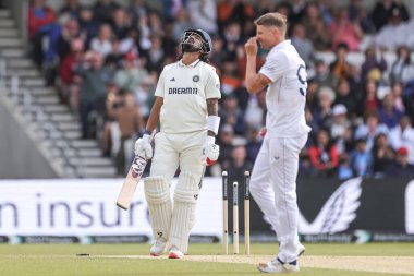 Hindistan 'dan KL Rahul, 1. Rothesay Test Günü' nde İngiliz Brydon Carse tarafından Headingley Cricket Ground, Leeds, İngiltere, 23 Haziran 2025 'de oynanan karşılaşmada şaşkına çevrildi.