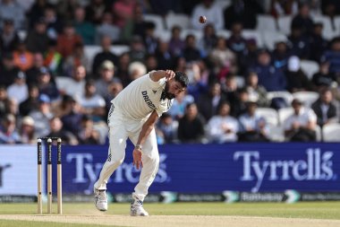 Hindistan 'dan Mohammad Siraj topu 1. Rothesay Test Günü' nde 4. Maç 'ta Hindistan' a karşı Headingley Kriket Sahası, Leeds, Birleşik Krallık 'ta 23 Haziran 2025' de veriyor.