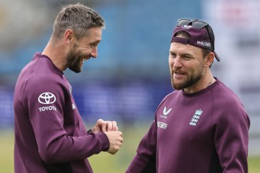 İngiltere teknik direktörü Brendon McCullum, 1. Rothesay Test Maçı 'nda İngiltere' nin Hindistan 'a karşı oynadığı Headingley Cricket Ground, Leeds, Birleşik Krallık, 24 Haziran 2025' de oynanan hazırlık oturumunda İngiltere 'den Chris Woakes ile konuştu.
