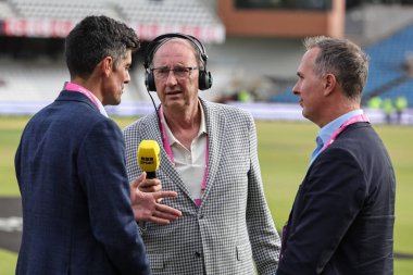 BBC kriket muhabiri Jonathan Agnew, 1. Rothesay Test Maçı 'nda Michael Vaughan ve Sir Alastair Cook' a sesleniyor. 5.