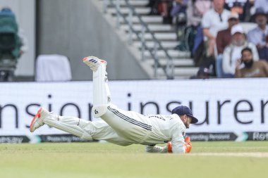 Hindistan 'dan Rishabh Pant, 1. Rothesay Test Maçı' nda altın ördek için Harry Brook 'u yakaladı. 5. İngiltere Hindistan' a karşı Headingley Kriket Sahası, Leeds, Birleşik Krallık, 24 Haziran 2025