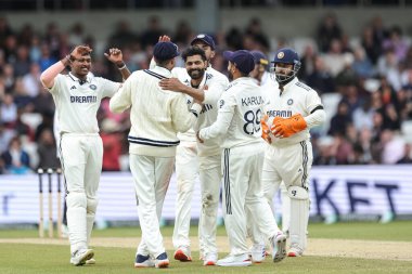 Hindistan kaptanı Shubman Gill ve takım arkadaşları İngiltere kaptanı Ben Stokes 'un 1. Rothesay Test Maçı' nda Hindistan 'a karşı Headingley Cricket Ground, Leeds, İngiltere' de 24 Haziran 2025 'de oynanan karşılaşmasını kutladılar.