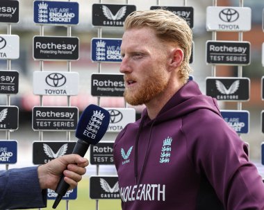 Mike Atherton, İngiltere 1. Rothesay Test Maçı 5. Günü 'nde İngiltere' nin Hindistan 'a karşı Headingley Kriket Sahası, Leeds, Birleşik Krallık' ta 24 Haziran 2025 'de yaptığı karşılaşmada İngiltere kaptanı Ben Stokes ile röportaj yaptı.