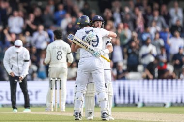 İngiltere 'den Joe Root, İngiltere' den Jamie Smith 'in 1. Rothesay Test Maçı' nda aldığı 6 puanla zaferi kutluyor. 5. İngiltere Hindistan 'a karşı Headingley Kriket Sahası, Leeds, Birleşik Krallık, 24 Haziran 2025