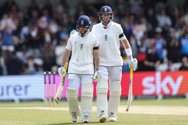 İngiltere 'den Joe Root, İngiliz Ben Duckett' i 1. Rothesay Test Maçı 'nda 149' da Hindistan 'a karşı Headingley Kriket Sahası, Leeds, Birleşik Krallık' ta 24 Haziran 2025 'de açılan maçta görevden alındıktan sonra teselli ediyor.
