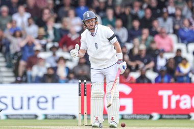 İngiliz Ollie Pope, 1. Rothesay Test Maçı 'nda Hindistan' a karşı Headingley Cricket Ground, Leeds, Birleşik Krallık, 24 Haziran 2025 'te oynanan karşılaşmada Hintli Prasidh Krishna tarafından şaşkına çevrildi.