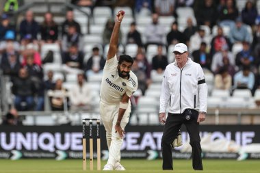 Hintli Jasprit Bumrah topu 1. Rothesay Test Maçı 'nda veriyor. 5. İngiltere Hindistan' a karşı Headingley Kriket Sahası, Leeds, Birleşik Krallık, 24 Haziran 2025