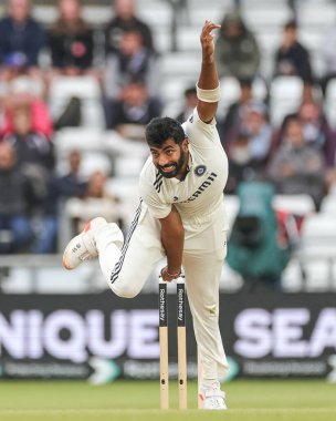 Hintli Jasprit Bumrah topu 1. Rothesay Test Maçı 'nda veriyor. 5. İngiltere Hindistan' a karşı Headingley Kriket Sahası, Leeds, Birleşik Krallık, 24 Haziran 2025