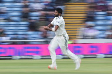 Hintli Jasprit Bumrah topu 1. Rothesay Test Maçı 'nda veriyor. 5. İngiltere Hindistan' a karşı Headingley Kriket Sahası, Leeds, Birleşik Krallık, 24 Haziran 2025