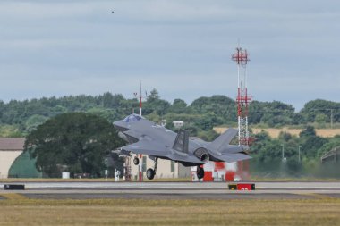 Birleşik Devletler Hava Kuvvetleri Lockheed Martin F-35 beşinci nesil avcı uçağı RAF Lakenheath, Lakenheath, İngiltere, 26 Haziran 2025