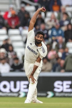Hintli Jasprit Bumrah topu 1. Rothesay Test Maçı 'nda veriyor. 5. İngiltere Hindistan' a karşı Headingley Kriket Sahası, Leeds, Birleşik Krallık, 24 Haziran 2025