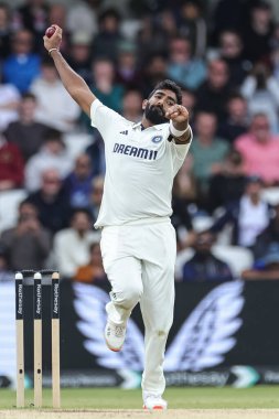 Hintli Jasprit Bumrah topu 1. Rothesay Test Maçı 'nda veriyor. 5. İngiltere Hindistan' a karşı Headingley Kriket Sahası, Leeds, Birleşik Krallık, 24 Haziran 2025