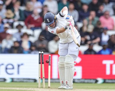 İngiliz Ollie Pope, 1. Rothesay Test Maçı 'nda Hindistan' a karşı Headingley Cricket Ground, Leeds, Birleşik Krallık, 24 Haziran 2025 'te oynanan karşılaşmada Hintli Prasidh Krishna tarafından şaşkına çevrildi.