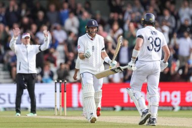 İngiltere 'den Joe Root, İngiltere' den Jamie Smith 'in 1. Rothesay Test Maçı' nda aldığı 6 puanla zaferi kutluyor. 5. İngiltere Hindistan 'a karşı Headingley Kriket Sahası, Leeds, Birleşik Krallık, 24 Haziran 2025