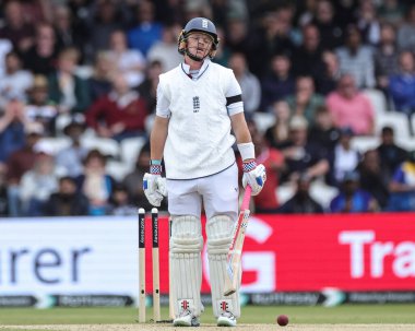 İngiltere 'den kederli bir Ollie Pope, 1. Rothesay Test Maçı' nda Hindistan 'dan Prasidh Krishna' yı oyun dışı bıraktıktan sonra, İngiltere 'nin Hindistan' a karşı Headingley Cricket Ground, Leeds, Birleşik Krallık, 24 Haziran 2025