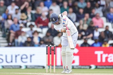 İngiliz Ollie Pope, 1. Rothesay Test Maçı 'nda Hindistan' a karşı Headingley Cricket Ground, Leeds, Birleşik Krallık, 24 Haziran 2025 'te oynanan karşılaşmada Hintli Prasidh Krishna tarafından şaşkına çevrildi.
