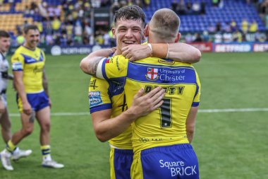 Warrington Wolves 'tan Matt Dufty ve Warrington Wolves' tan Josh Thewlis, 28 Haziran 2025 'te Warrington, İngiltere' deki Halliwell Jones Stadyumu 'nda oynanan 16.