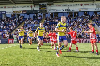 Warrington Wolves 'tan George Williams, 28 Haziran 2025' te Warrington Jones Stadyumu 'nda oynanan 16. Warrington Wolves - Hull FC maçında maç için sahaya çıkıyor.