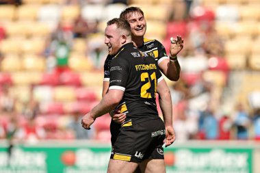 York Knights RLFC 'den Connor Fitzsimmons, 29 Haziran 2025' te LNER Halk Stadyumu 'nda oynanan Betfred Şampiyonası karşılaşmasında Oli Field of York Knights RLFC ile yaptığı denemeyi kutluyor.