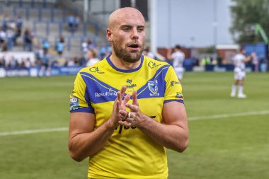 Warrington Wolves 'tan James Harrison, 28 Haziran 2025' te İngiltere 'nin Warrington kentinde oynanan Betfred Süper Lig 16. Maçı' nda taraftarları alkışlıyor.