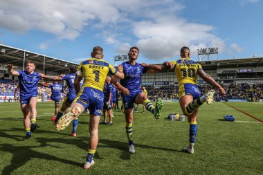 Warrington oyuncuları, 28 Haziran 2025 'te Warrington Wolves vs Hull FC ile oynanan Betfred Süper Ligi karşılaşmasında ısınmaya başladılar.