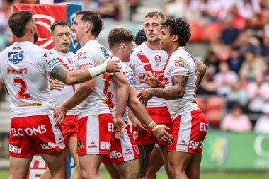 St. Helens 'li Tristan Sailor, 29 Haziran 2025' te St Helens ile Salford Red Devils arasında oynanan Betfred Süper Lig karşılaşmasında şansını kutluyor.
