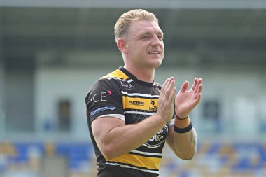 York Knights RLFC 'den Liam Harris, 29 Haziran 2025' te LNER Halk Stadyumu 'nda oynanan Betfred Şampiyonası maçından sonra taraftarları alkışlıyor.