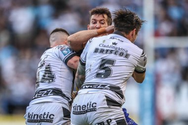Warrington Wolves 'dan Stefan Ratchford, 28 Haziran 2025' te İngiltere 'nin Halliwell Jones Stadyumu' nda oynanan Betfred Süper Lig karşılaşmasında Hull FC 'den Cade Cust ve Hull FC' den Tom Briscoe ile karşı karşıya geldi.