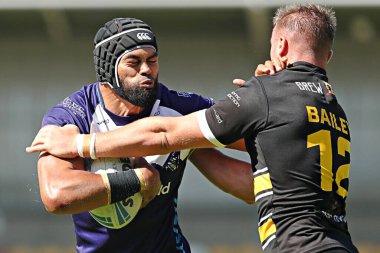 York Knights RLFC takımından Connor Bailey, New York City Knights 'a karşı Featherstone Rovers maçında Featherstone Rovers takımından Sitaleki Akauola' yı yendi.