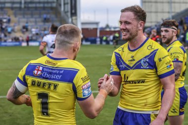 Warrington Wolves 'tan Matt Dufty ve Warrington Wolves' tan Ben Currie, 28 Haziran 2025 'te Warrington, İngiltere' deki Halliwell Jones Stadyumu 'nda oynanan 16.