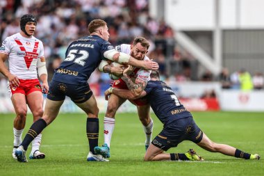 St. Helens takımından Daryl Clark, 29 Haziran 2025 'te St Helens - Salford Red Devils maçında St. Helens, St. Helens, İngiltere' de mücadele etti.