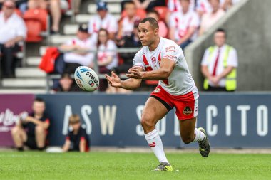 St. Helens takımından Moses Mbye, Betfred Süper Lig 'in 29 Haziran 2025' te St Helens-Salford Red Devils maçında pas veriyor.