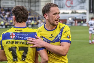 Warrington Wolves 'tan Jordy Crowther, Warrington Wolves' tan Ben Currie ile 28 Haziran 2025 'te Halliwell Jones Stadyumu' nda oynanan Betfred Süper Lig karşılaşması sonrasında el sıkıştı.