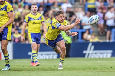 Warrington Wolves 'tan Sam Powell, 28 Haziran 2025' te İngiltere 'nin Warrington kentinde oynanan 16. Betfred Süper Ligi karşılaşmasında pas veriyor.