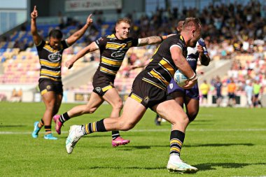 York Knights RLFC 'den Connor Bailey, 29 Haziran 2025' te LNER Community Stadyumu 'nda oynanan Betfred Şampiyonluk maçında York City Knights - Featherstone Rovers maçında gol atmak için koşuyor.