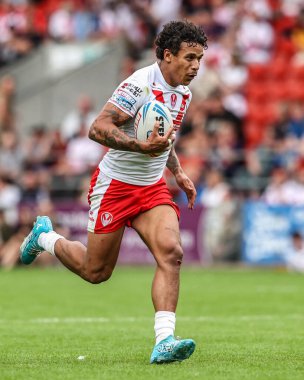 St. Helens 'li Tristan Sailor, Betfred Süper Lig 16. Maçı' nda St Helens - Salford Red Devils maçında, 29 Haziran 2025 'te St Helens, St. Helens, İngiltere' de topa vuruyor.