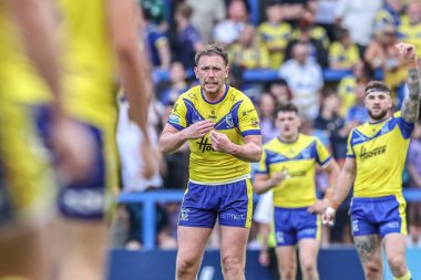 Warrington Wolves takımından Ben Currie, 28 Haziran 2025 'te Warrington Jones Stadyumu' nda oynanan 16. Warrington Wolves vs Hull FC karşılaşmasında takım arkadaşlarına talimat verdi.