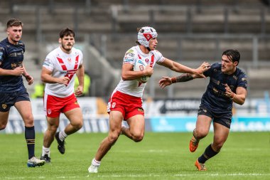 St. Helens takımından Harry Robertson, 29 Haziran 2025 'te St Helens ile Salford Red Devils arasında oynanan Betfred Süper Lig karşılaşmasında topa vuruyor.