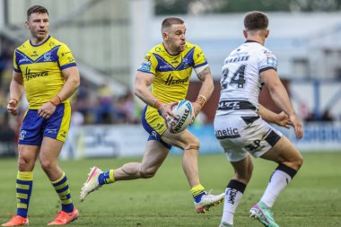 Warrington Wolves takımından Matt Dufty, 28 Haziran 2025 tarihinde Warrington Jones Stadyumu 'nda oynanan 16. Warrington Wolves vs Hull FC karşılaşmasında topa vuruyor.