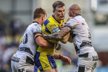 Warrington Wolves takımından Lachlan Fitzgibbon, 28 Haziran 2025 'te İngiltere' nin Warrington Stadyumu 'nda oynanan Betfred Süper Lig karşılaşmasında Hull FC takımından Zak Hardaker ile karşılaştı.