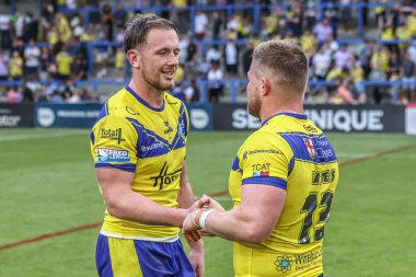 Warrington Wolves 'tan Ben Currie ve Warrington Wolves' tan Luke Yates, Betfred Süper Lig 'de oynadıkları 16. Maçtan sonra el sıkışıyor. Warrington Wolves, Hull FC' ye karşı Halliwell Jones Stadyumu, Warrington, Birleşik Krallık, 28 Haziran 2025