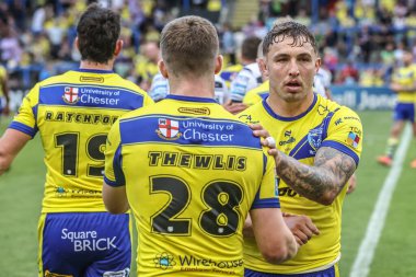 Warrington Wolves 'tan Jake Thewlis, Warrington Wolves' tan Sam Powell ile el sıkışıyor. Maçtan sonra Betfred Süper Lig 16. Maç 'ta Warrington Wolves, Hull FC' ye karşı Halliwell Jones Stadı, Warrington, Birleşik Krallık, 28 Haziran 2025