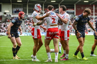 St. Helens takımından Kyle Feldt, 29 Haziran 2025 'te St Helens - Salford Red Devils maçında oynanan Betfred Süper Lig karşılaşmasını kutluyor.